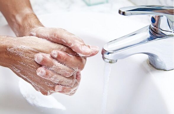 Ar trebui să vă spălați pe mâini înainte de a pregăti alimente fără gluten pentru copilul dumneavoastră. 
