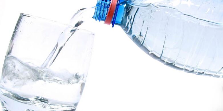 consumul de apă pură este obligatoriu pentru a slăbi acasă
