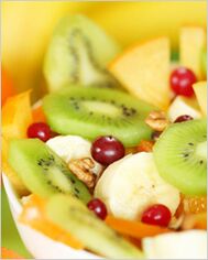 salată de fructe și fructe de pădure într-o dietă pentru leneși
